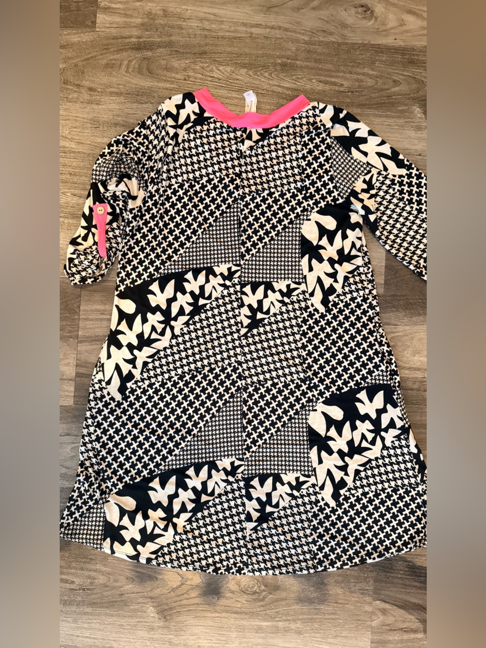 HoneyMe Black & White Geometric V-Neck Tunic Dress with Pink Trim NWOT - Picture 3 of 5